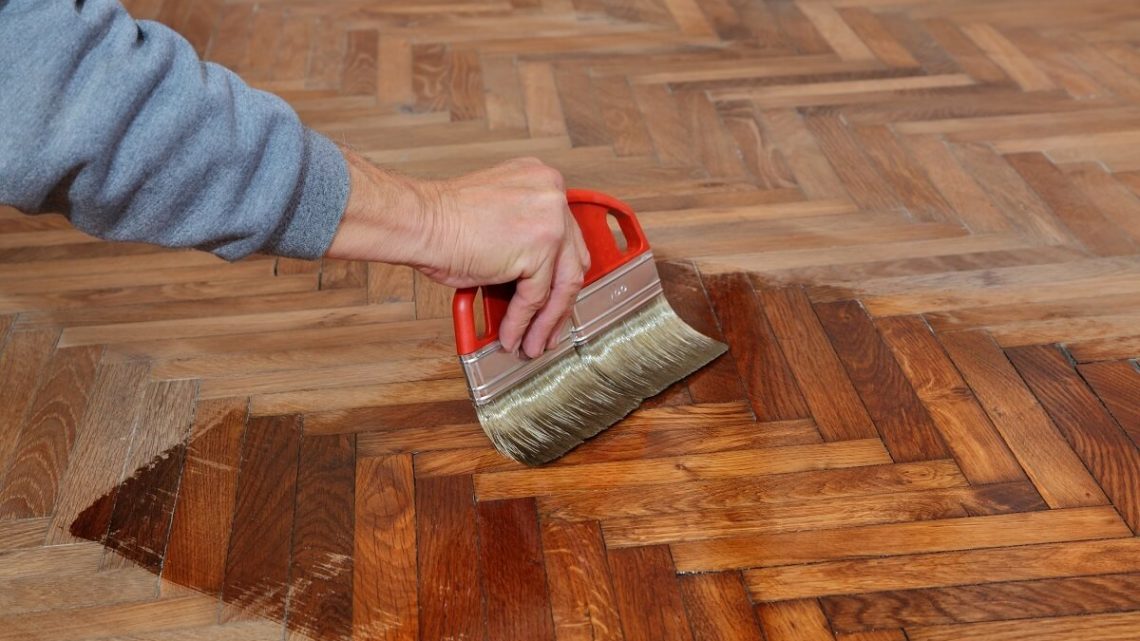 Jak czyścić podłogi drewniane we właściwy sposób. Czym myć parkiet lakierowany domowe sposoby