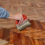 Jak czyścić podłogi drewniane we właściwy sposób. Czym myć parkiet lakierowany domowe sposoby